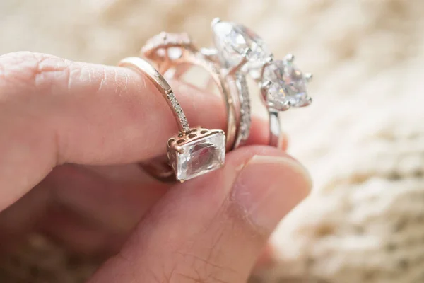 Рука Тримає Красиве Ювелірне Алмазне Кільце — стокове фото