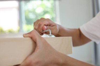 Evdeki ahşap mobilyaları vida Allen 'ı kullanarak monte et