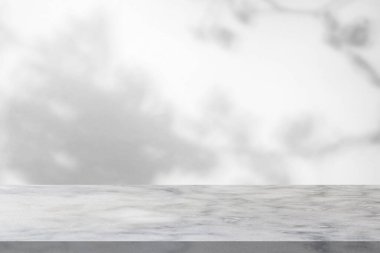 Model ürün görüntüsü için beyaz duvar zemininde ağaç gölgesi olan mermer tablo