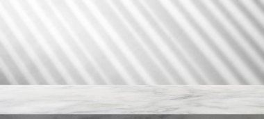 Model ürün görüntüsü için beyaz duvar arka planında pencere gölgesi olan mermer tablo