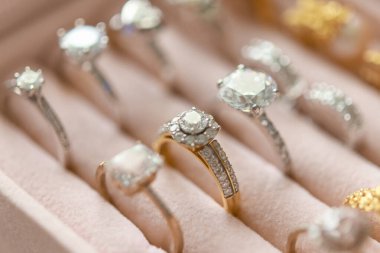 Mücevher elmas yüzükler kutuda.