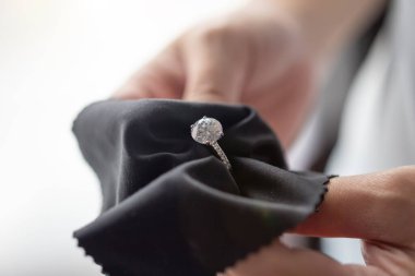 Mücevher temizleyicisi kumaş kumaşla elmas yüzük