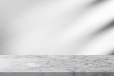 Model ürün görüntüsü için beyaz duvar arka planında pencere gölgesi olan mermer tablo