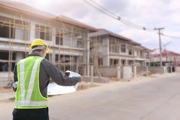 Joven Ingeniero Profesional Casco Protector Planos Papel Sitio Construcción Casa —  Fotos de Stock