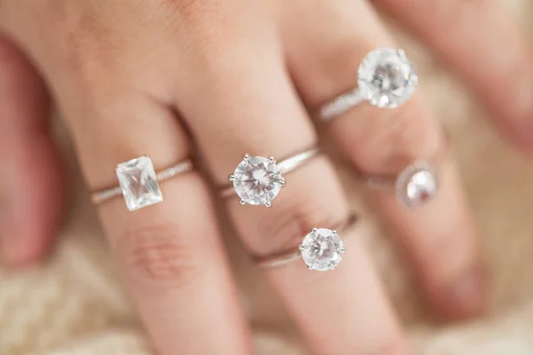 Γυναικείο Χέρι Όμορφο Κόσμημα Δαχτυλίδι Διαμάντι — Φωτογραφία Αρχείου