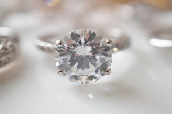 Gyönyörű Gyémánt Gyűrűk Ékszerek Fehér Háttér — Stock Fotó