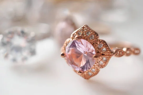 Krásné Diamantové Prsteny Šperky Bílém Pozadí — Stock fotografie