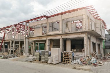 İnşaat alanındaki yeni ev inşaatı devam ediyor