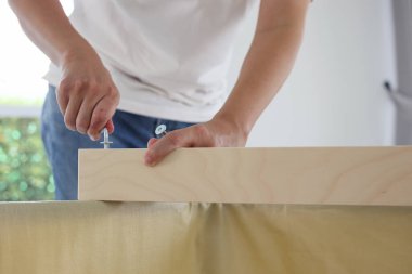 Evdeki ahşap mobilyaları vida Allen 'ı kullanarak monte et