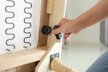 Evdeki kanepe mobilyalarını monte eden adam.