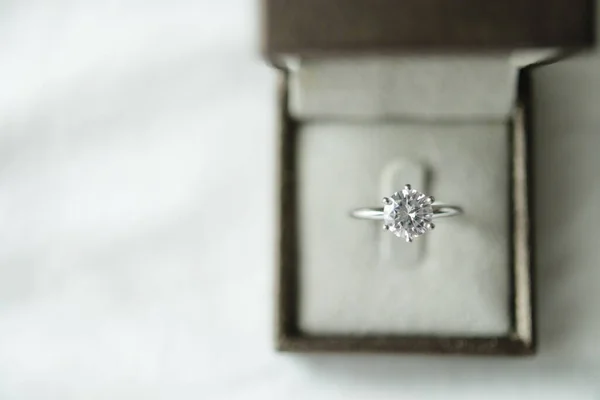 Diamantový Prsten Šperky Dárkové Krabice Bílém Textilním Pozadí — Stock fotografie