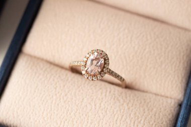 Mücevher kutusunda elmas yüzük.