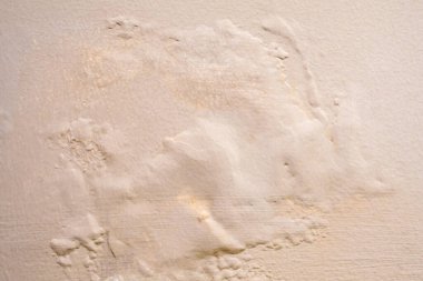 Kahverengi duvar boyayla hasar görmüş.