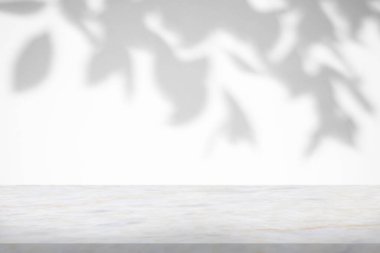 Model ürün görüntüsü için beyaz duvar zemininde ağaç gölgesi olan mermer tablo