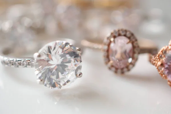 Belles Bagues Diamant Bijoux Sur Fond Blanc — Photo