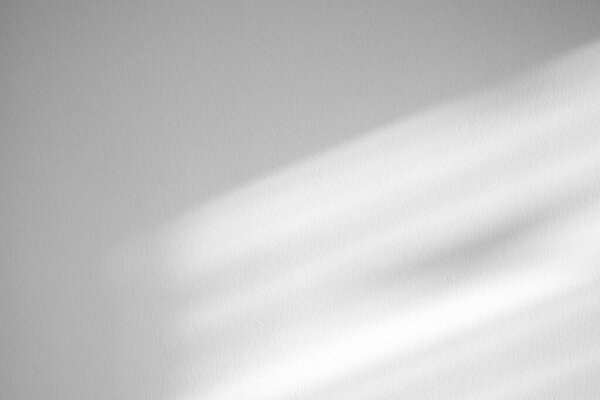 Падение тени окна на фоне белой стены