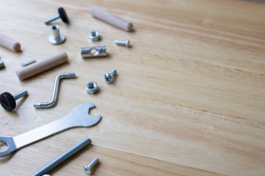 Tahta masaya vida anahtarı ve cıvata ile mobilya alet takımı monte