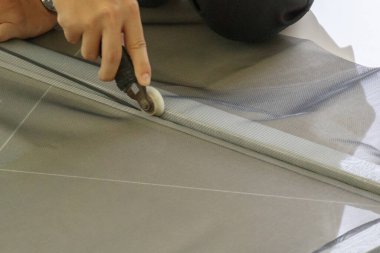 Adam böcek karşısında ev penceresine sivrisinek ağı ekran döşedi