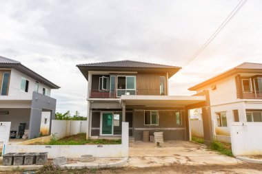 İnşaat alanındaki yeni ev inşaatı devam ediyor