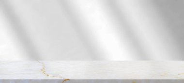 Model ürün görüntüsü için beyaz duvar arka planında pencere gölgesi olan mermer tablo