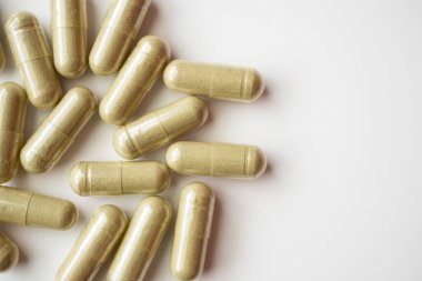 Beyaz arka planda bitkisel ilaç kapsülleri