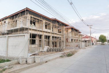 İnşaat alanındaki yeni ev inşaatı devam ediyor