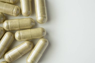 Beyaz arka planda bitkisel ilaç kapsülleri