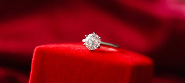 Anillo Diamantes Con Caja Regalo Joyería Sobre Fondo Tela Roja — Foto de Stock