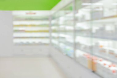 Eczane rafları içerisi soyut arkaplan bulanıklaştırılmış