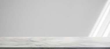 Model ürün görüntüsü için beyaz duvar arka planında pencere gölgesi olan mermer tablo