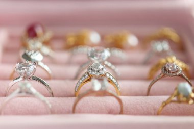 Mücevher elmas yüzükler kutuda.