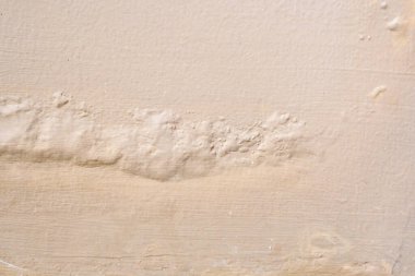 Kahverengi duvar boyayla hasar görmüş.