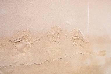 Kahverengi duvar boyayla hasar görmüş.