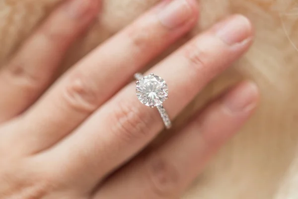 Kvinnlig Hand Med Vackra Smycken Diamant Ring — Stockfoto