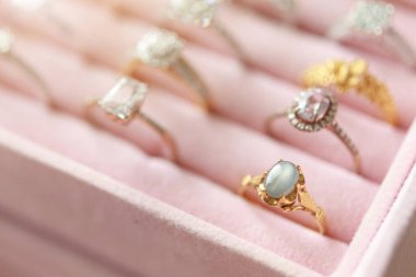 Mücevher elmas yüzükler kutuda.