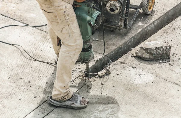 Trabalhador Construção Usando Jackhammer Superfície Concreto Perfuração — Fotografia de Stock