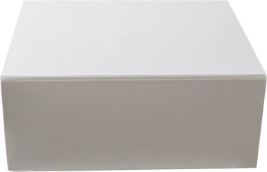 Beyaz arkaplanda izole edilmiş beyaz kutu