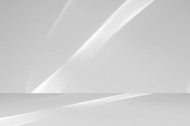 Ürün sunumu için pencere zemininden ışık ve gölge alan soyut beyaz stüdyo odası