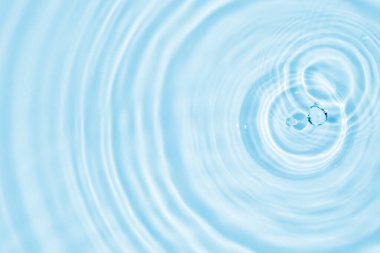 Mavi arkaplanda soyut saydam su gölgesi dokusu doğal dalgalanma