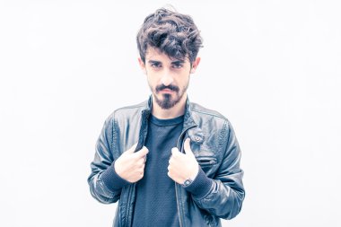 Şehirdeki genç adam.