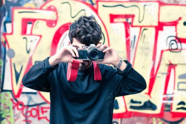 delikanlı ile şehrin analog fotoğraf makinesi