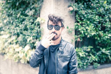 Şehir içinde sigara genç adam