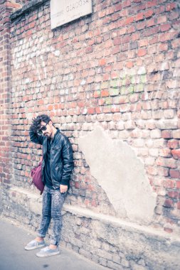 Şehirdeki genç adam.