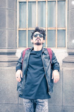 Şehirdeki genç adam.