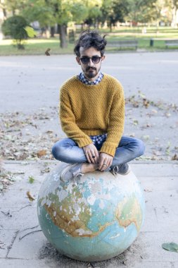 genç adam ve şehir