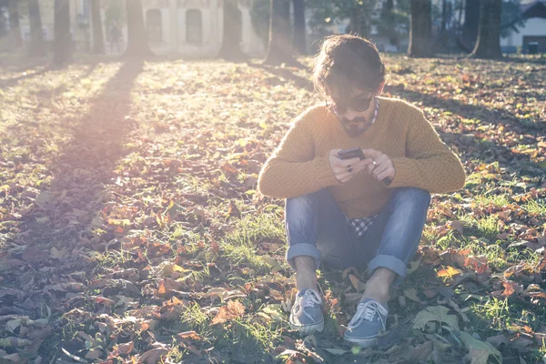 Jeune homme dans le parc — Photo