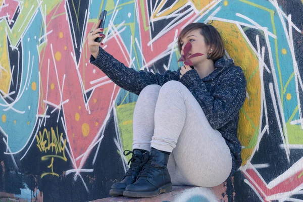 Jong meisje en selfie in de stad — Stockfoto