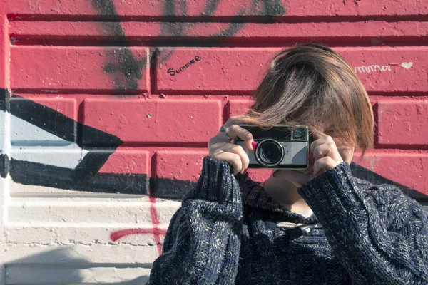 Young girl with camera in the city — Stock Photo, Image