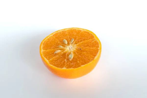 閉じる 明るいオレンジ色の残りのオレンジ色の半分に白い背景にカット デザインとテキストのコピースペース — ストック写真