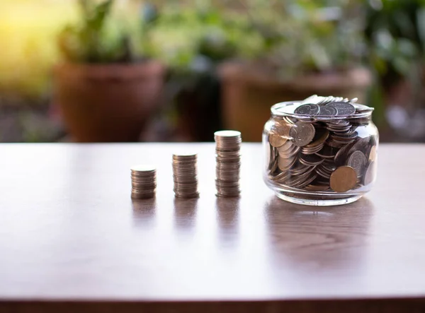 Primer Plano Muchas Monedas Frasco Vidrio Colocado Una Mesa Madera —  Fotos de Stock